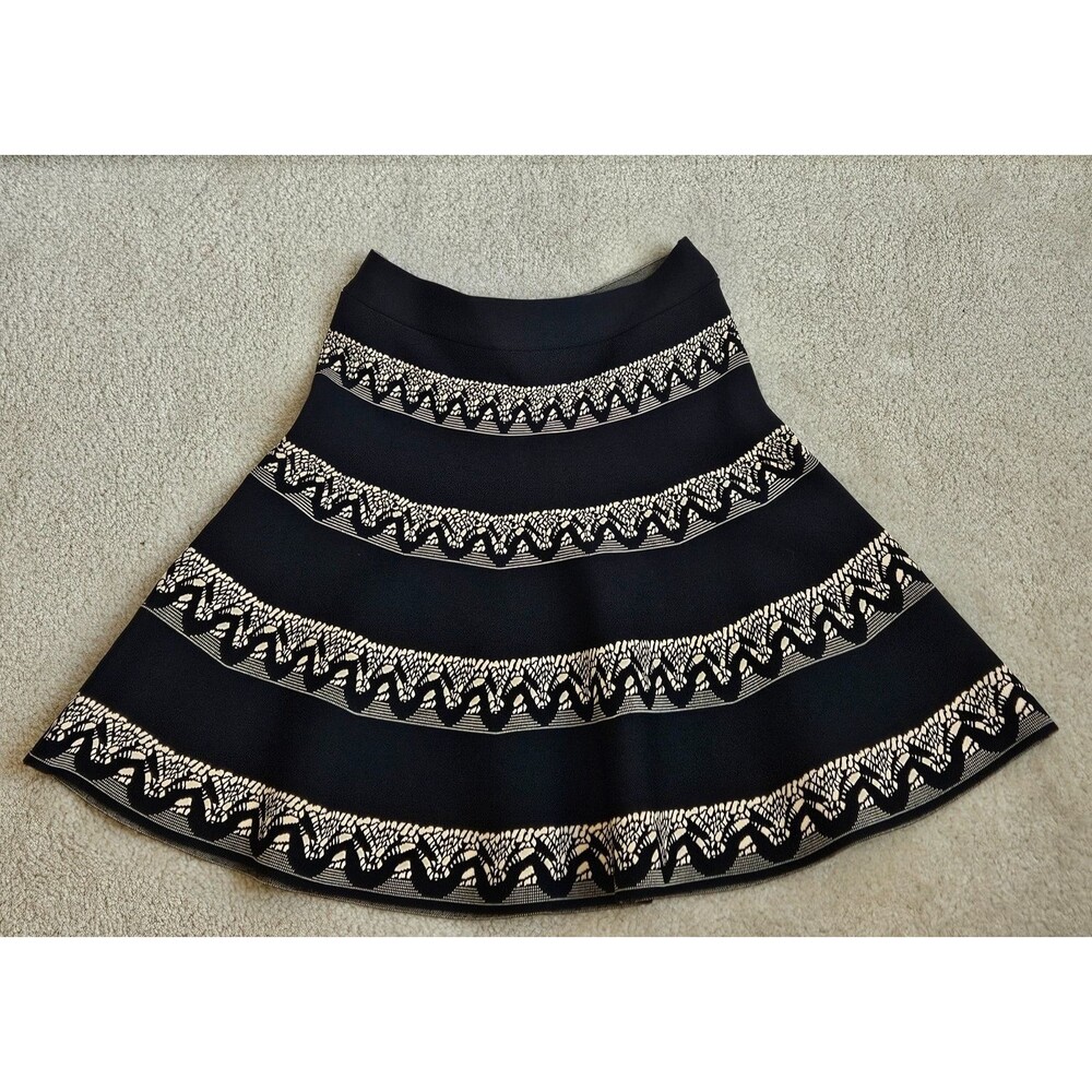 BCBGMaxAzria Alisse Knit Flare Mini Skirt Women Sz S Black/Beige Chevron Stretch